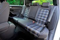後席も青いタータンチェック柄に。60：40の分割可倒機構が備わる。