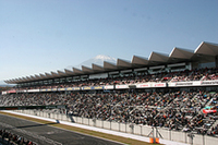 入場者数は約3万人、ほぼ満員のグランドスタンドを富士山が見下ろす。
