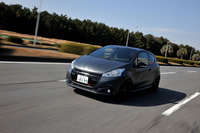 ボディーカラーは有償色を含め全6色。テスト車にはサテンとマットの両方の特性を併せ持つテクスチャー塗装の「アイス・シルバー」が用いられていた。