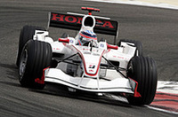 チーム結成から数ヶ月で奇跡的に（!?）レースに参加できたスーパーアグリ。予選では佐藤琢磨（写真）20位、井出有治21位とタイム計測したなかでぶっちぎりのビリ。決勝では佐藤は無線と給油トラブルのために計6度のピットイン・アウトを繰り返し、18位完走。井出はフォーメーションラップ前にメカニックが規定時間以上作業したことでドライブスルーペナルティを受け、ピットではメカニックにぶつかるなどトラブル続出。しぶとくコースに残ったが、レース半ばでマシンが止まった。（写真＝Honda）