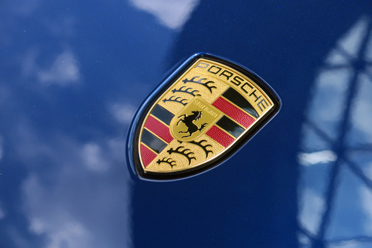 ポルシェ・タイカン4クロスツーリスモ（エンブレム）