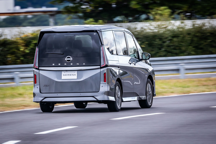 「セレナ ハイウェイスターVプロトタイプ」の走行シーン。