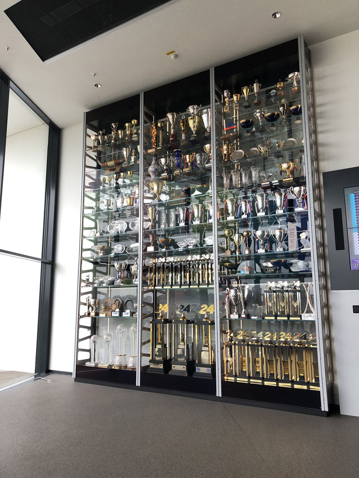 エンストランスの壁一面に広がるトロフィーの山。