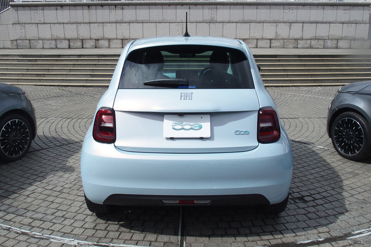 フィアット500e（リアビュー）