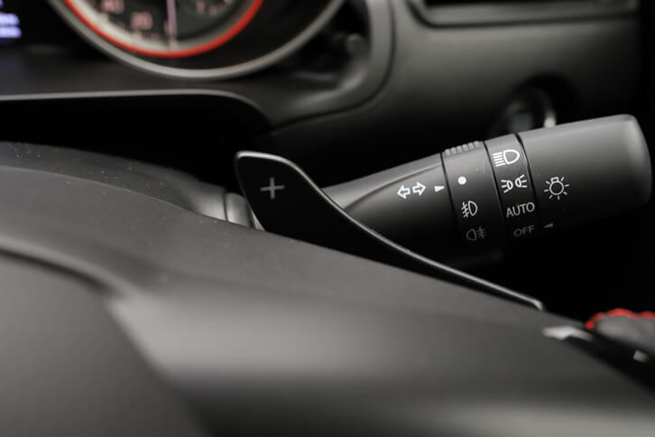 ステアリングホイールには、シフトパドルが標準装備される。