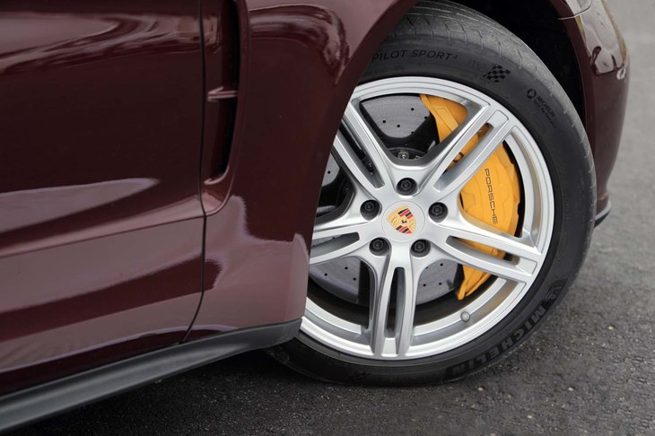 タイヤサイズはフロントが275/40ZR20でリアが315/35ZR20。テスト車にはミシュランのハイパフォーマンスタイヤ「パイロットスポーツ4」が装着されていた。