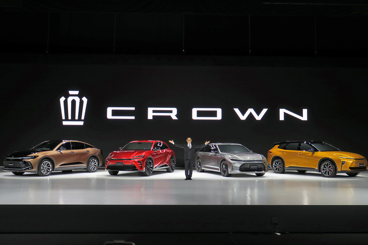 4車種の新型「トヨタ・クラウン」と、トヨタ自動車の豊田章男社長。