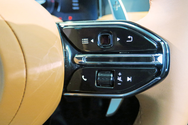 アストンマーティンDB12（ステアリングスイッチ）