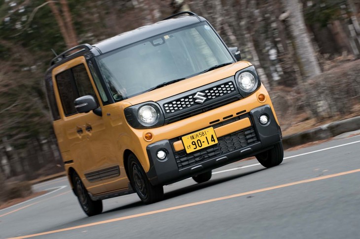 ノーマルの「スペーシア」には自然吸気モデルしかラインナップされていないため（ターボは「カスタム」のみ）、ファニーなフロントマスクとターボを組み合わせられるのは「スペーシア ギア」の強みのひとつだ。