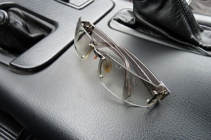 サングラスはブルガリ製。webCGのデスク竹下いわく、「相当に高いものなのでは？」とのこと。さすがにこれは、掛けられないし、捨てられない。