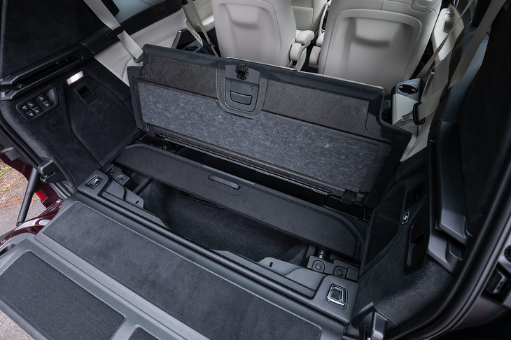 3列目シート後方の荷室床下にも収納スペースが用意される。取り外したトノカバーは、ここに畳んでピッタリとしまえる。荷物の積み下ろしの際、荷室左側面に備わるスイッチで車高を40mm下げることも可能で、車高は再発進すれば最後に選択された設定に自動で戻るようになっている。