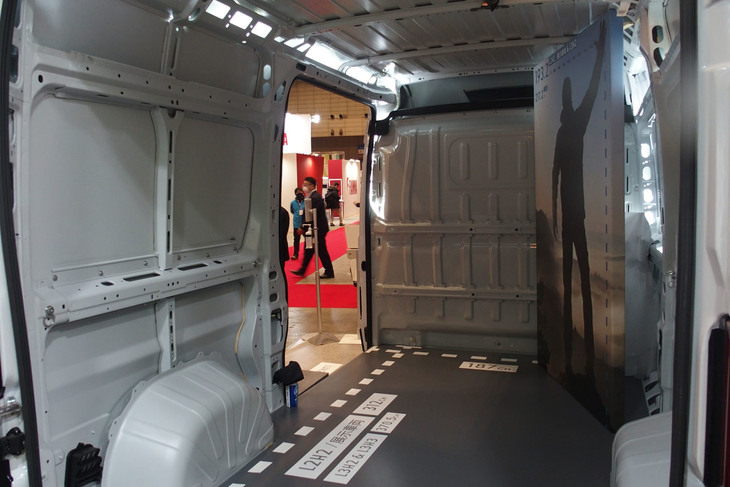 キャンピングカーのベース車両として導入されるため、内部はフレームとパネルのみで構成されている。