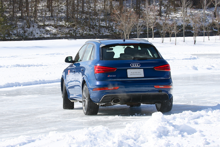 ハンドリング路でのテストに供された「RS Q3」。写真では華麗な“クワトロドリフト”が決まっている。