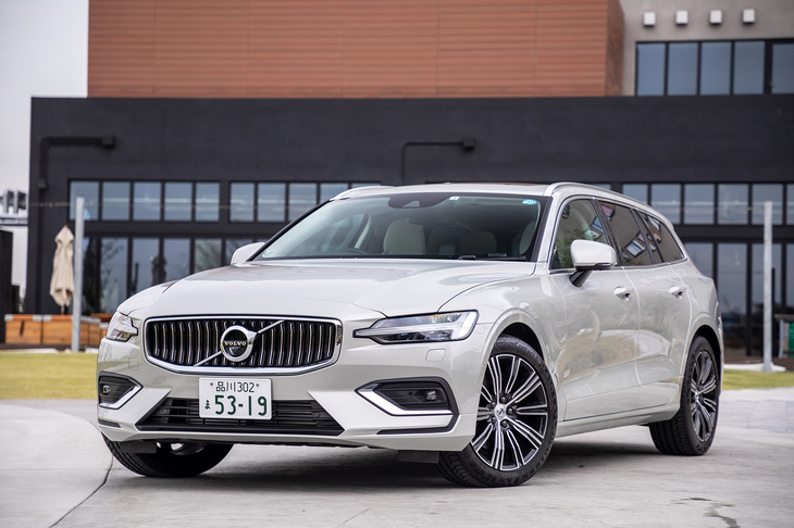 ボルボのステーションと言われて想像しやすい、伝統的なフォルムに回帰した「V60」。乗り換えに困っているとよく聞く2代目「V70」オーナーにもおススメできるフォルムとサイズ感だ。