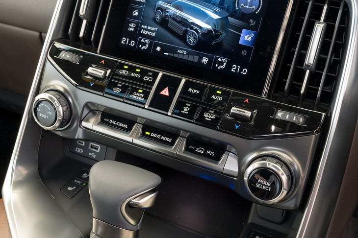 走行モードの切り替えや、副変速機やデフロックなどの操作には、機械式のボタンとダイヤルを採用。操作のしやすさや確実さを重視し、過度にデジタル化することは避けたという。