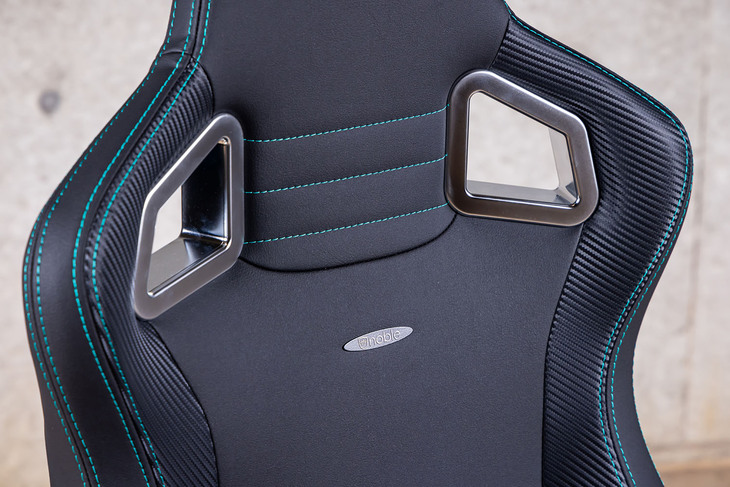 カーボン調のサイドラインやシルバーに光るハーネスホール、ペトロナスグリーンのステッチなどは、「Mercedes-AMG F1 W11 EQ Performance」からインスピレーションを得たもの。最先端素材の使用や質感の高さもセリングポイントである。