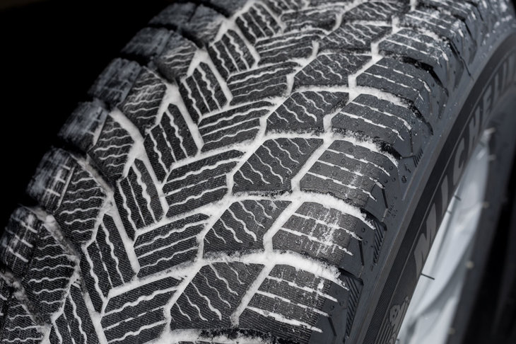 Vシェイプ型のトレッドパターンは、効率よく雪や水を排出するための、スタッドレスタイヤやオールシーズンタイヤではおなじみのもの。サイプの内部は隣り合うブロックがかみ合うようなギザギザの形状をしており、接地時のブロックの倒れ込みを抑制している。