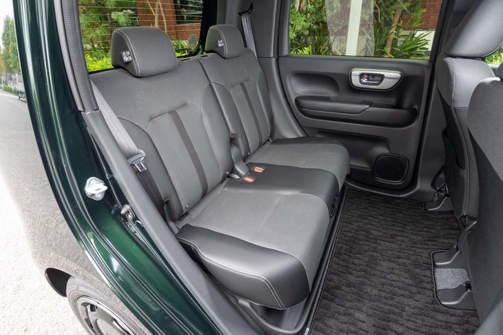 後席は座面のスライド機構（左右一体）と背もたれのリクライニングが可能。写真は座面を一番後ろに固定したところ。