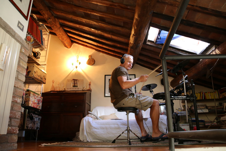 ジャンニさんの“秘密基地”である屋根裏部屋。そこに隠されたストーリーとは？