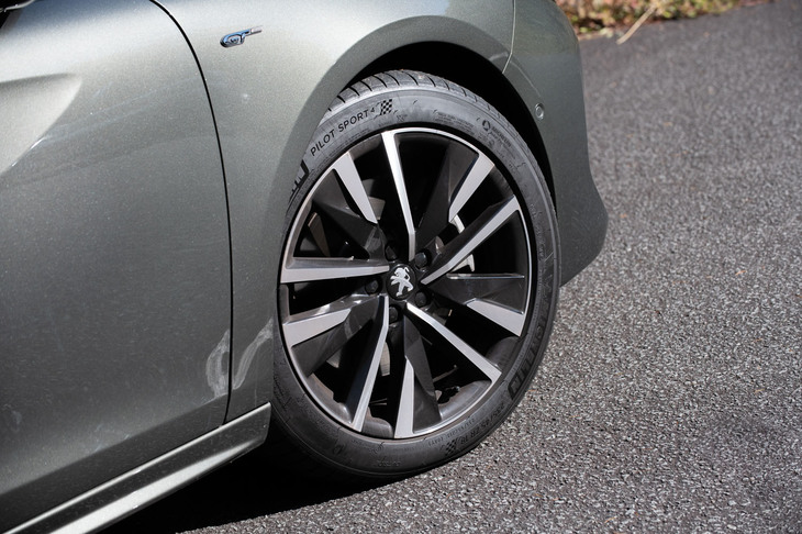 シャープな意匠のツートンのアルミホイール。タイヤサイズは235/45ZR18で、テスト車には「ミシュラン・パイロットスポーツ4」が装着されていた。