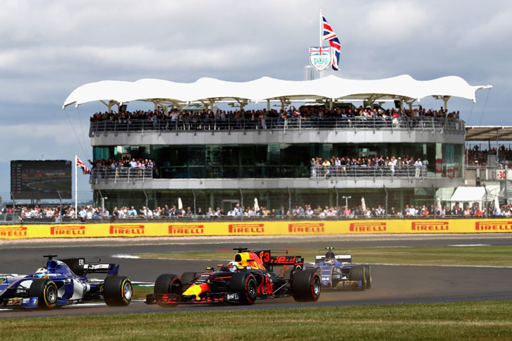 メルセデス、フェラーリに次ぐ3番手のポジションにいるレッドブルにとって待望の雨が予選で降ったものの、ダニエル・リカルド（写真中央）のマシンはQ1中にトラブルが発生してストップ。リカルドは19番グリッドスタートと大きなハンディを背負ってレースに臨み、テールエンダーを次々と追い抜きながら結果5位完走。連続表彰台は「5」で途絶えたが、見事な挽回劇を披露した。チームメイトのマックス・フェルスタッペンは4位だった。（Photo=Red Bull Racing）