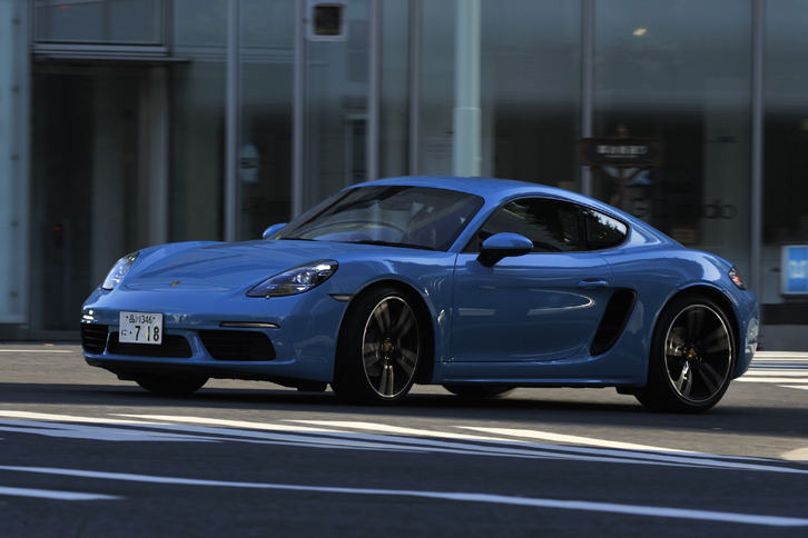 市街地を行く「718ケイマンS」。フロントおよびサイドのエアインテークが躍動感を強調する。
