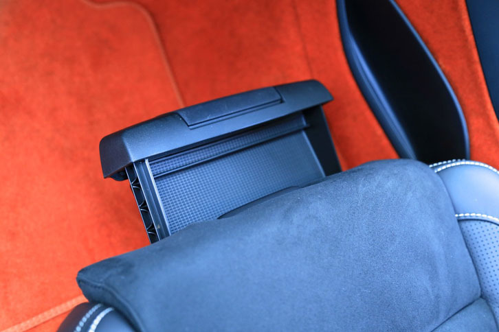 運転席の下には引き出しが用意されている。