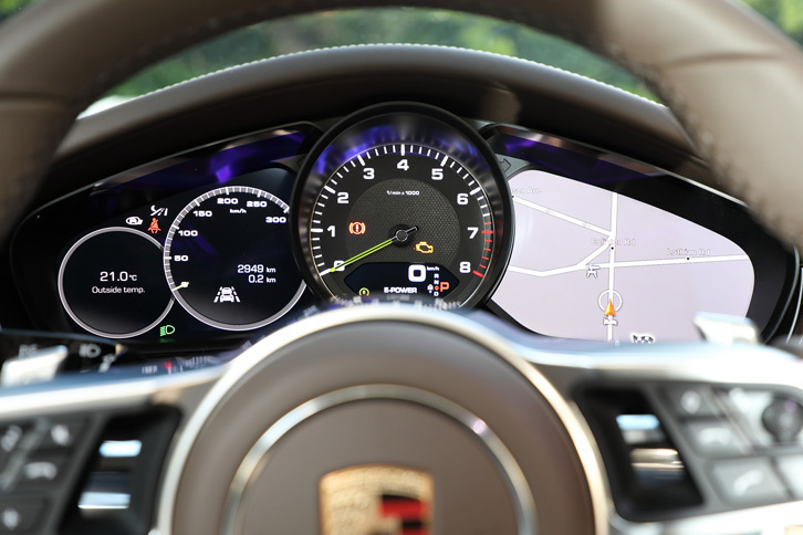 エンジン回転計の黄色い針が目を引く専用メーター。7インチのディスプレイにはパワーフローメーターの表示機能が追加されている。