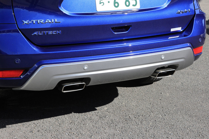 「エクストレイルAUTECH」では左右2本出し、スクエア形状のマフラーも特徴として挙げられる。