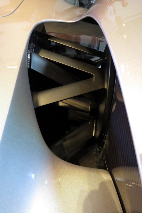 「AM-RB 001」にはなかったフロントセクションのエアアウトレット。フロントサスペンションのアームがのぞいている。