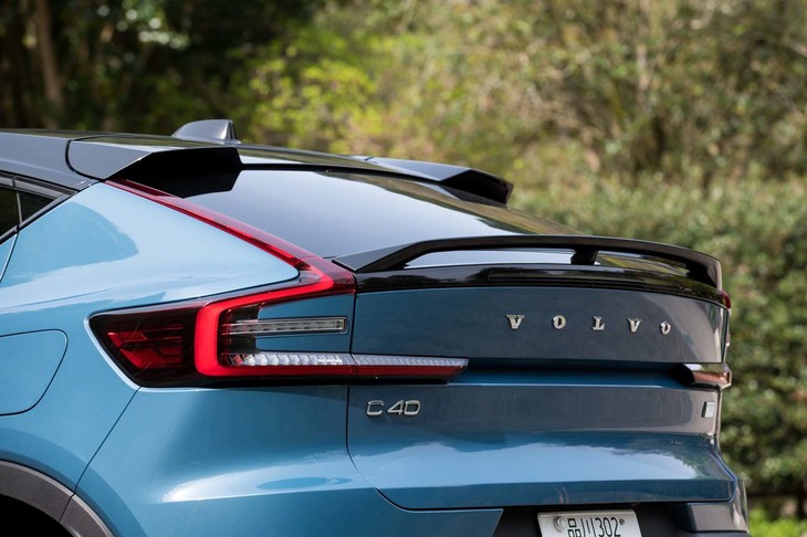 テールゲートを左後方から眺めてみる。スポイラーがルーフエンド（2分割）とボディーエンドの2段構えになっていることが分かる。