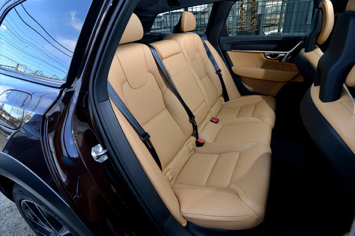 「T6 AWDサマム」では、リアにもシートヒーターが標準装備される。