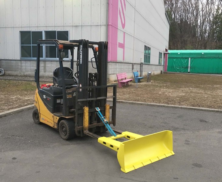 キャストが製造するフォークリフトアタッチメント「パワーブレード」。