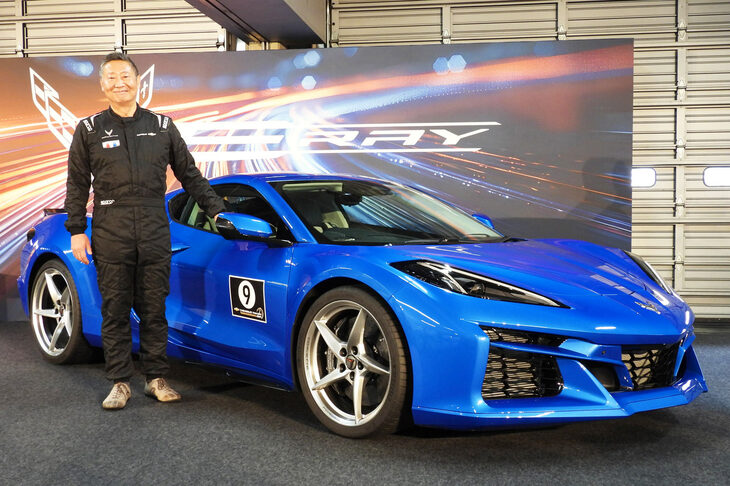 「シボレー・コルベットE-Ray」と、ゼネラルモーターズ・ジャパン若松 格社長。