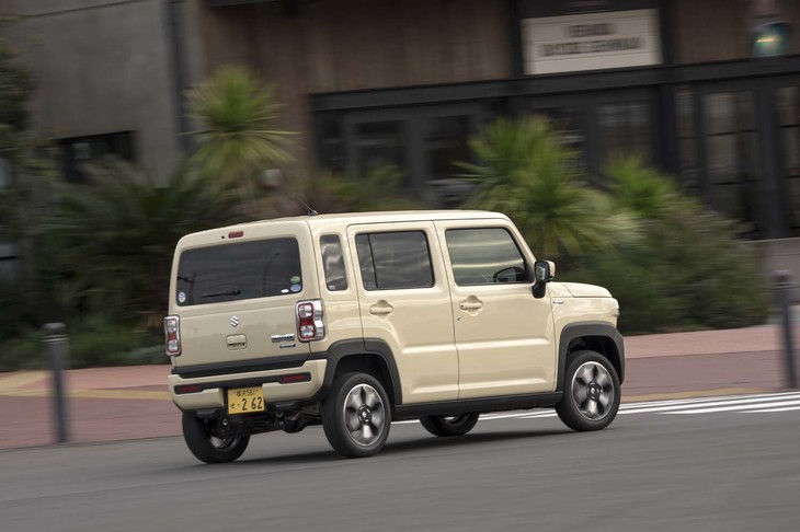 スズキの軽自動車としては初となるアダプティブクルーズコントロールを採用。全車速に対応するが、パーキングブレーキが電動ではないため、停止して2秒後からはドライバーがブレーキペダルを踏む必要がある。