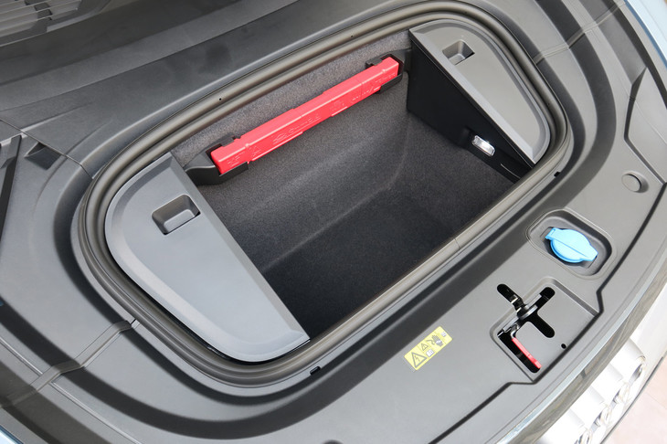 アウディe-tron GTクワトロ（フロントトランク）