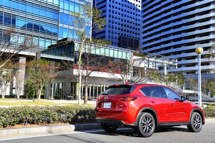 2017年2月に販売が開始された、2代目「マツダCX-5」。2018年10月のマイナーチェンジを機に、今回の試乗車である2.5リッターターボモデルが追加設定された。