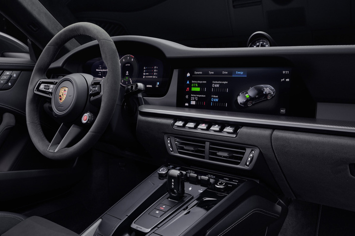 「911カレラGTS」のコックピット。ドライビングモードのカスタマイズ性やドライバーアシスタンスシステムの操作性、コネクティビティーについても、従来型から大幅に改善されている。911として初めてフルデジタルのメーターパネル（12.6インチの曲面ディスプレイ）が採用されたのもトピックだ。