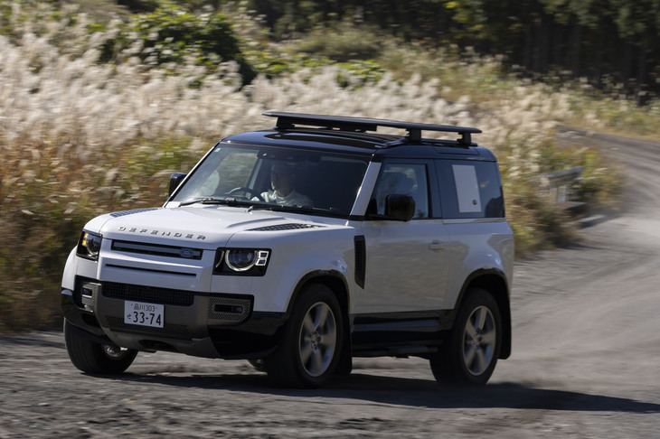 せっかくの「ディフェンダー90」なので砂地にも乗り入れてみる。この試乗車はより高度なオフロード機能を組み合わせたオプション「アドバンストオフロードケイパビリティーパック」を装着していた。路面状況に応じてデフロックや前後重量配分を最適化する「テレインレスポンス2」などが含まれている。