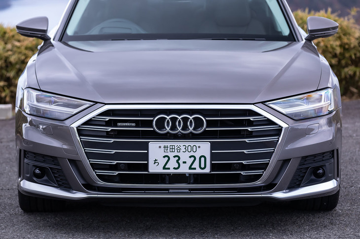 立体的な大型の「シングルフレームグリル」が目を引くフロントフェイス。ライセンスプレート下にレーザースキャナーが配置されている。