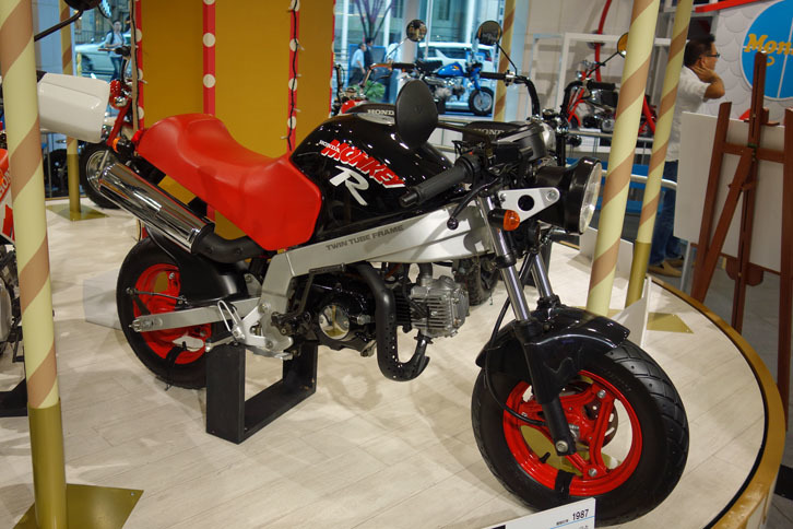 「モンキーR」（1987年）。ミニバイクレースで活躍するモンキーをイメージしたモデル。ツインチューブフレームや前輪に油圧式ブレーキを採用したほか、エンジン出力もノーマルモデルの3.1psから4.5psへとアップ。価格は15万9000円。