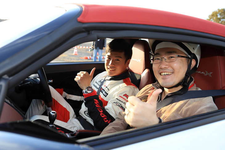 同乗走行には「ミニバン試乗」コースの参加者も参加。自らステアリングを握ることはなかったものの、プロによる「S660モデューロX」の走りを体験することで、その実力の高さをしっかりと感じとれたようだ。写真のドライバーは大津弘樹選手。