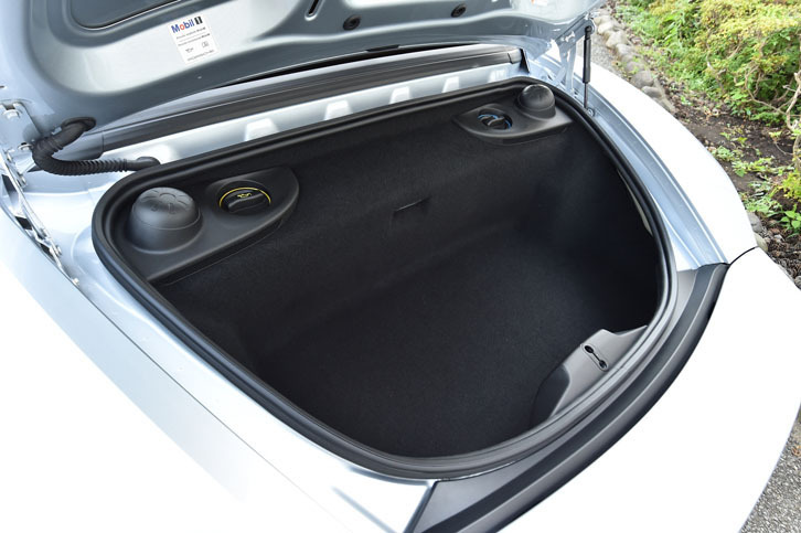 車体後方の荷室は、容量125リッター。キャビンとの間に4気筒ターボエンジンが搭載されるものの、上からのぞき見ることはできない。