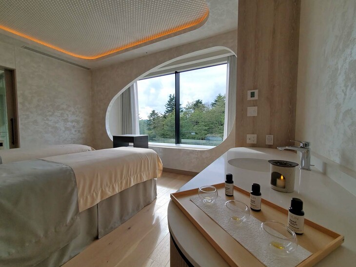 主に女性客のためのスパルームを6部屋用意。ユニークな形の窓は、クルマのサイドウィンドウをイメージしてデザインしたのだとか。