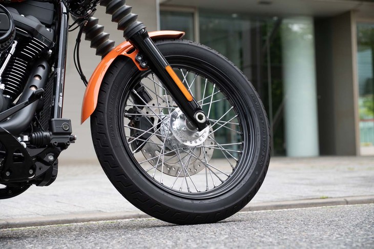 短いフェンダーと大径19インチのスポークホイールのおかげで、フロントまわりはスッキリとした印象だ。