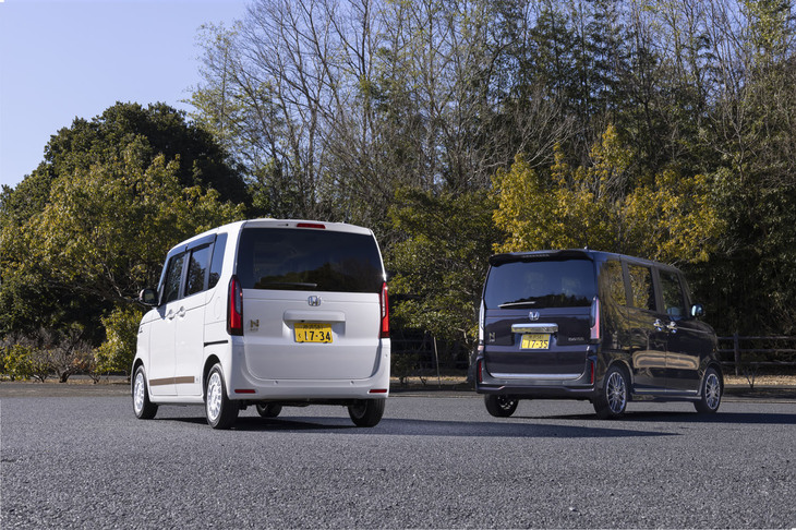 「モダンカジュアルスタイル」（写真左）は「N-BOX」のスタンダードモデル、「プレミアムスタイル」はターボ車もラインナップする「N-BOXカスタム」へのコーディネート提案だ。