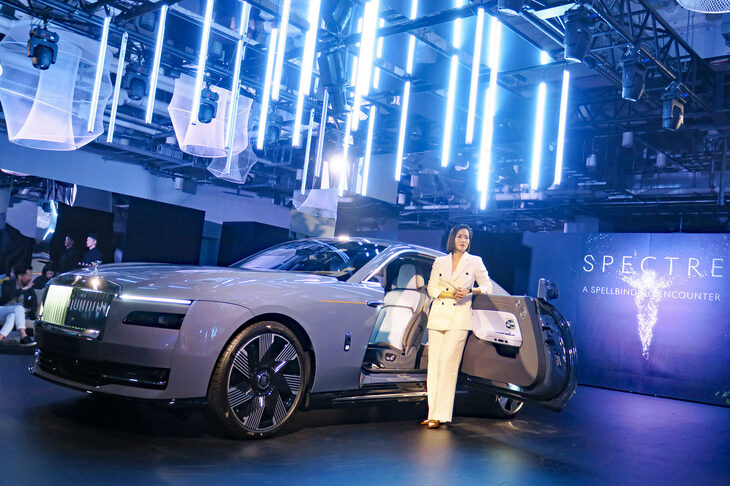 「ロールス・ロイス・スペクター プロフェシー」と、ロールス・ロイス・モーター・カーズのアイリーン・ニッケイン アジア太平洋リージョナル・ディレクター。