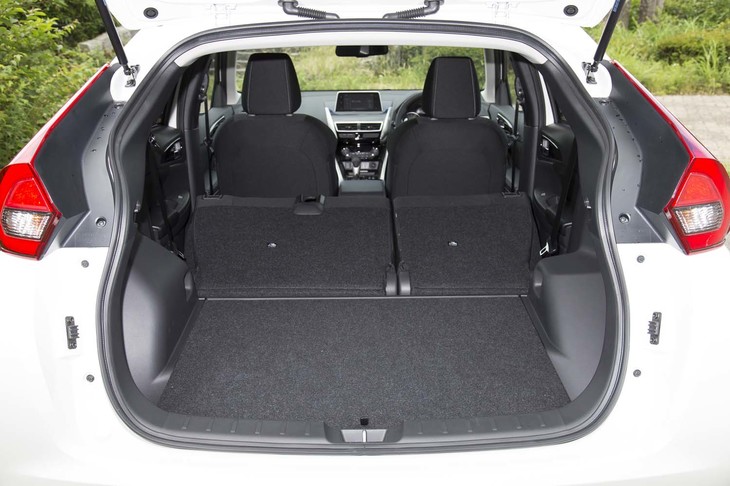 6：4分割可倒式の後席を前方に倒した状態。荷室の奥行きは最長1569mmとなる。