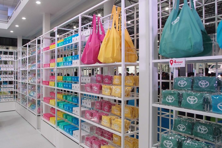 トヨタブースに設置された「トヨタコンビニ」の店内。ブース内で集めたポイントと引き換えに、オリジナルグッズがもらえる。