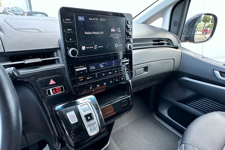 10.25インチのタッチスクリーンを包括したオーディオ／空調のコントロールパネル。シフト・バイ・ワイヤ式ATのセレクターボタンは、初めて乗っても一目瞭然だ。